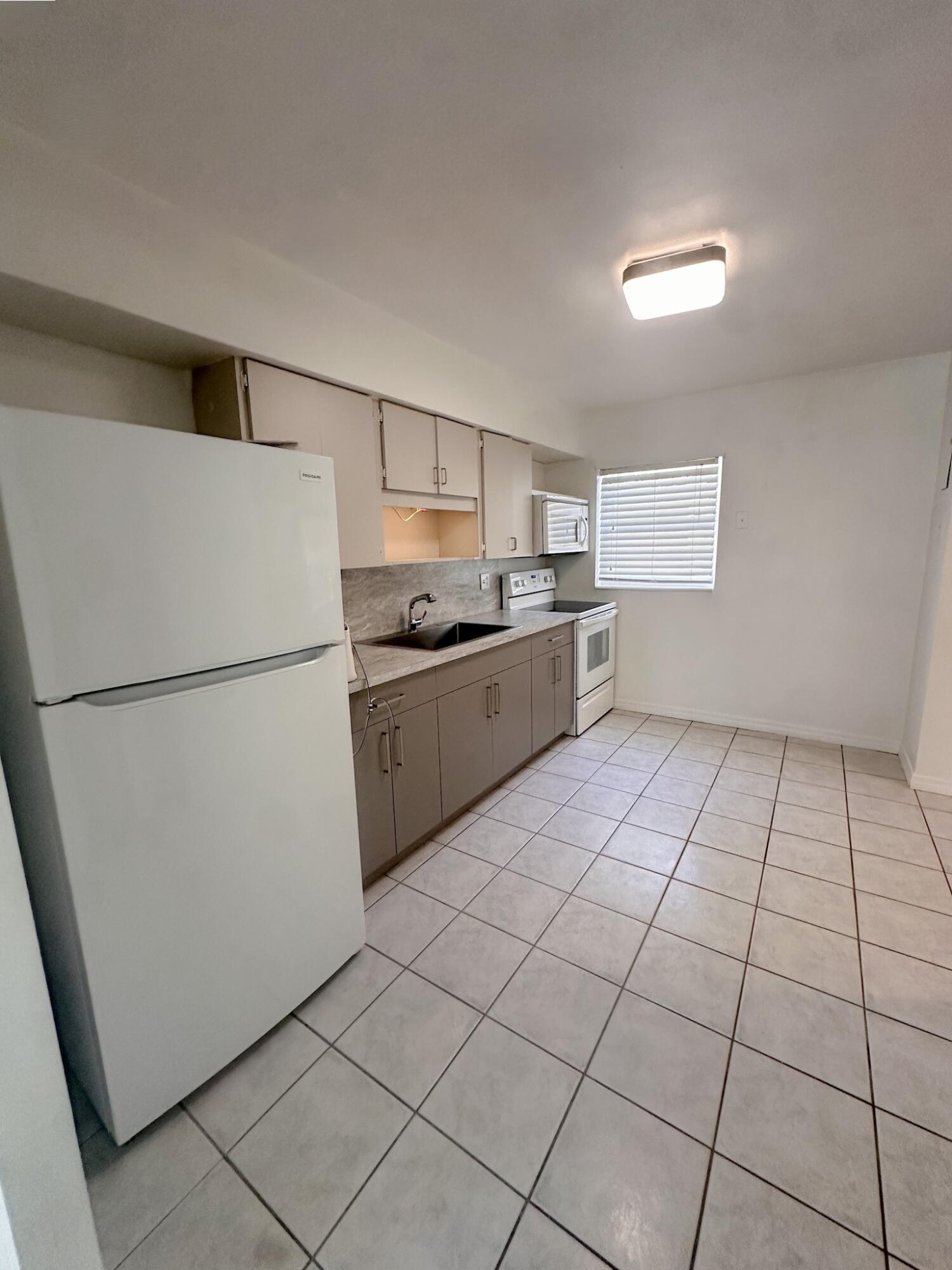 NORTH ANDREWS TERRACE FIRST ADD - Residential Lease