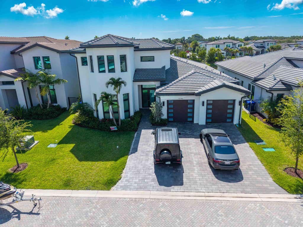 Photo of 5746 Ashwood Circle W, Hollywood, FL 33312 (MLS # B26044869)
