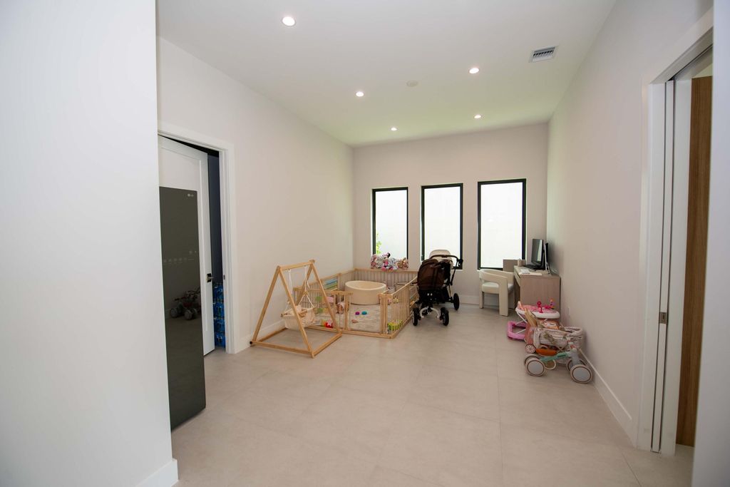 Photo of 5746 Ashwood Circle W, Hollywood, FL 33312 (MLS # B26044869)