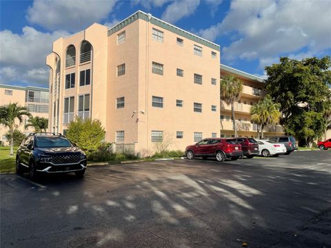 Condominium in Lauderdale Lakes FL 4211 41st St St.jpg