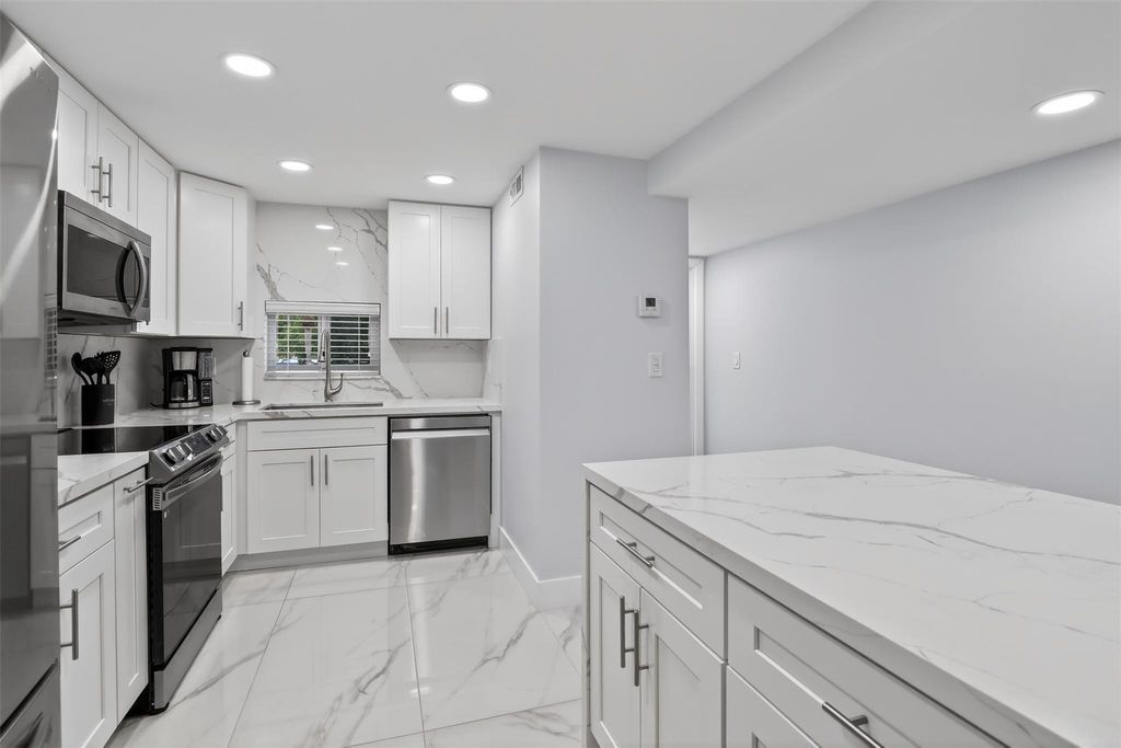 Photo of 9623 S Hollybrook Lake Dr #204, Pembroke Pines, FL 33025 (MLS # F10541121)