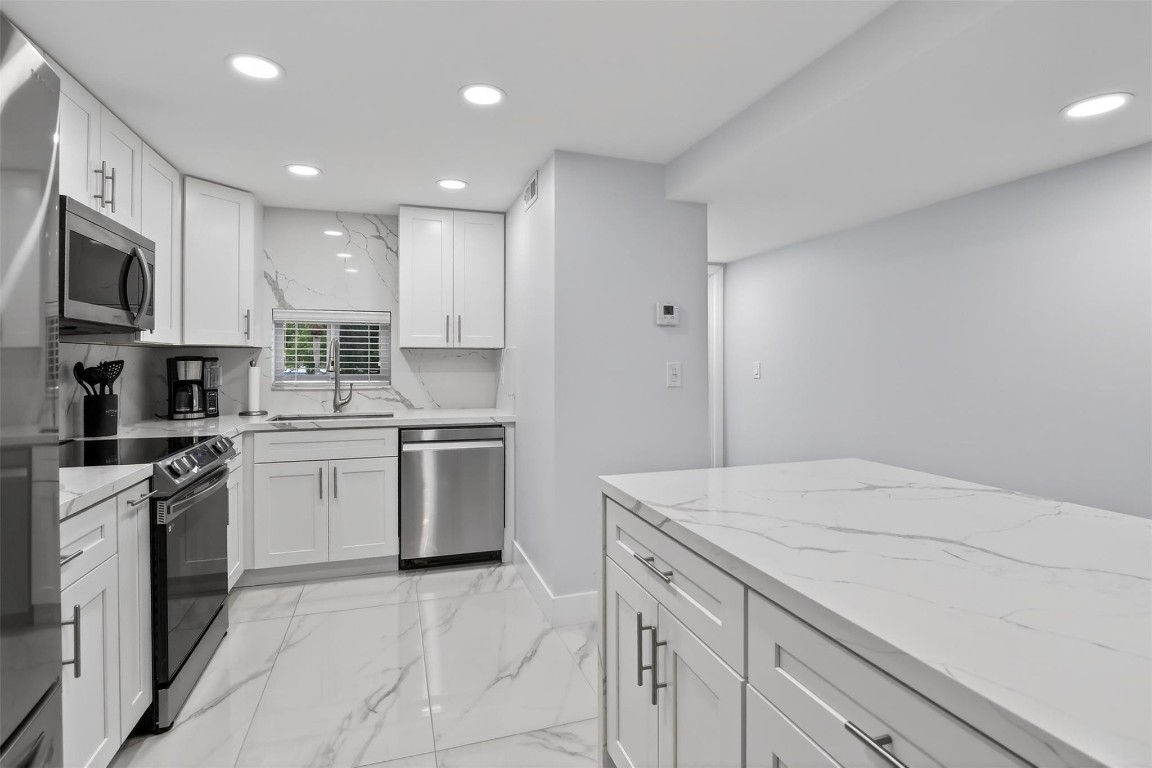 HOLLYBROOK GOLF & TENNIS - Residential