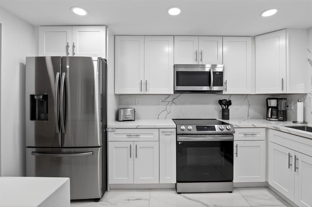 Photo of 9623 S Hollybrook Lake Dr #204, Pembroke Pines, FL 33025 (MLS # F10541121)