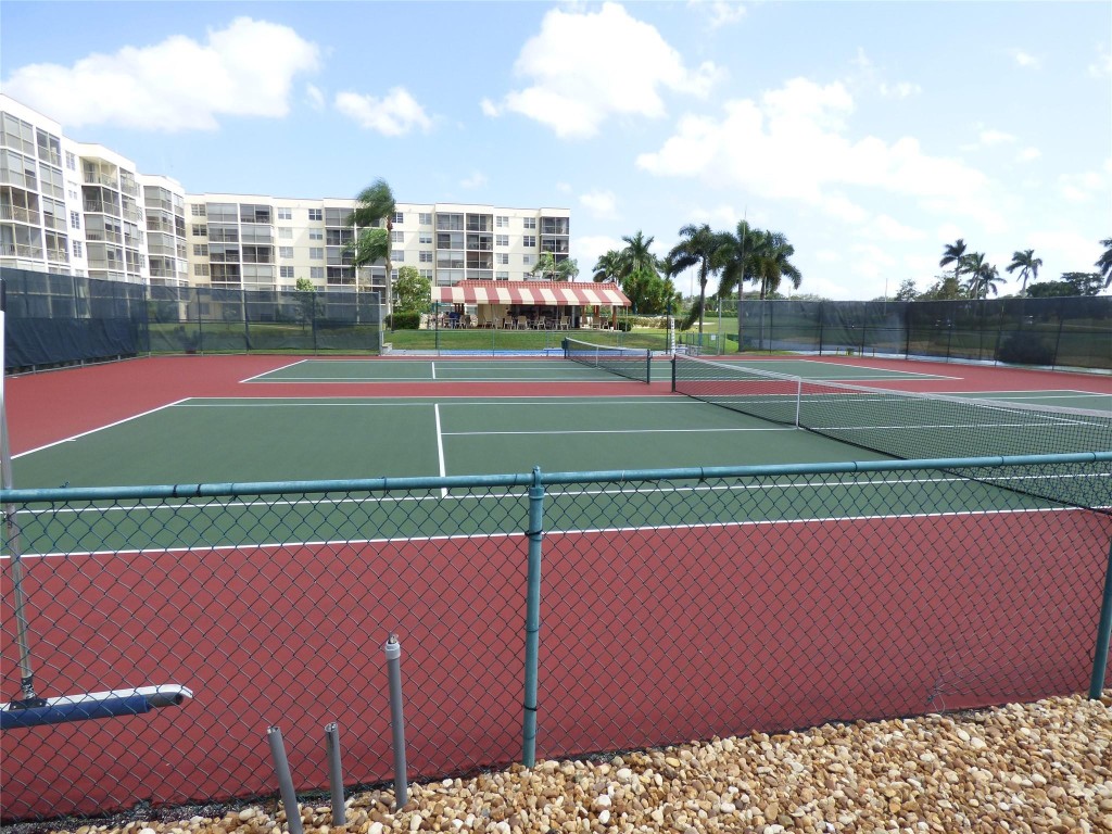 HOLLYBROOK GOLF & TENNIS - Residential