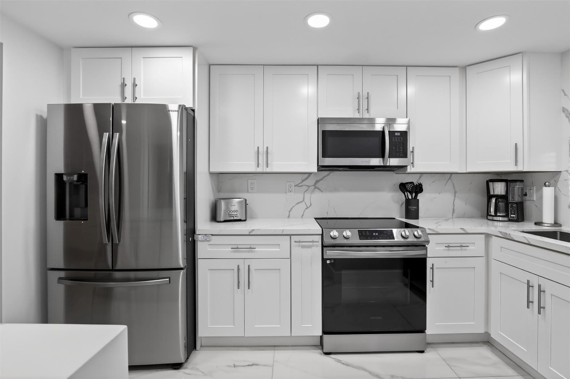 HOLLYBROOK GOLF & TENNIS - Residential