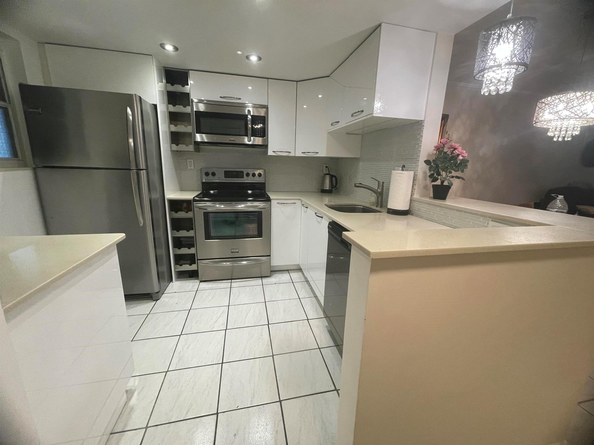 Great first floor unit. 2/1.5 All remodeled.This unit has 2 rooms:1-Master bedroom 2-Den/Bedroom/Office roomVery specious.Must see.Prime location.Dawn payment accistance available call LA