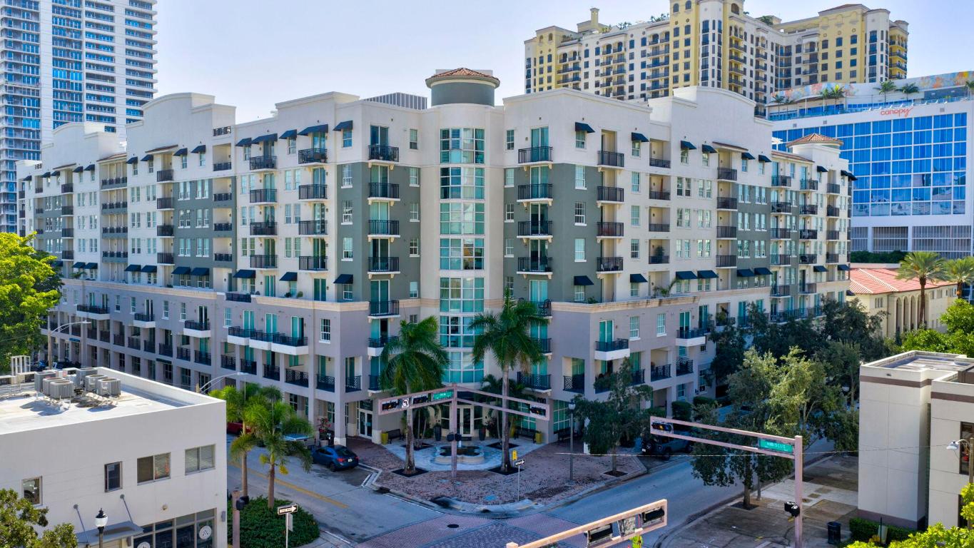 600 S Dixie Highway 811