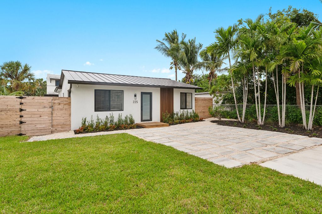 Photo of 225 NE 10th Street, Delray Beach, FL 33444 (MLS # R11032610)