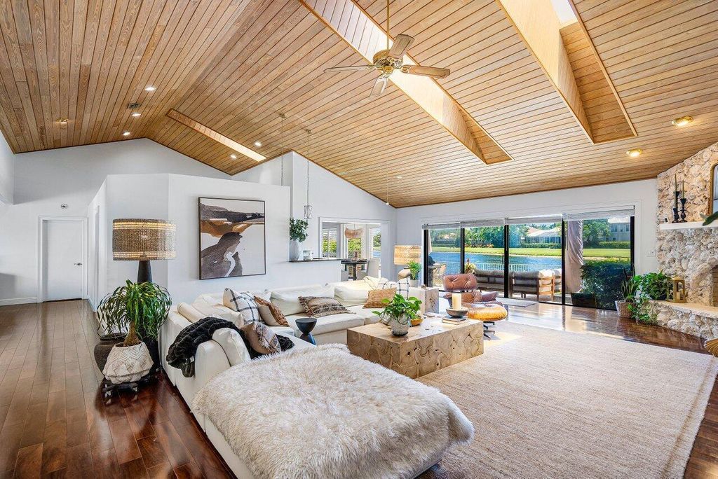 Photo of 66 Dunbar Road, Palm Beach Gardens, FL 33418 (MLS # R11022331)