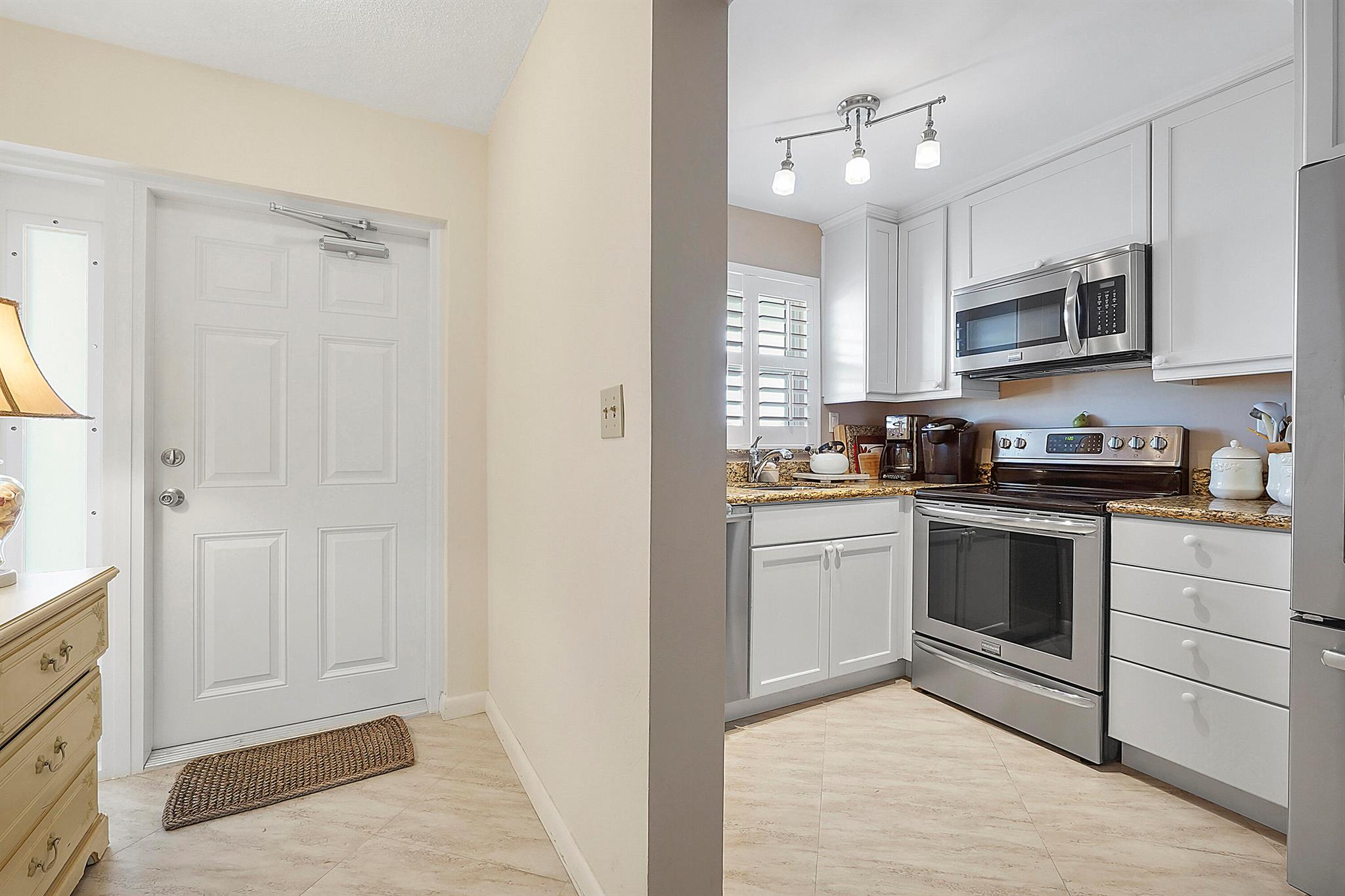 1169 Hillsboro Mile 707