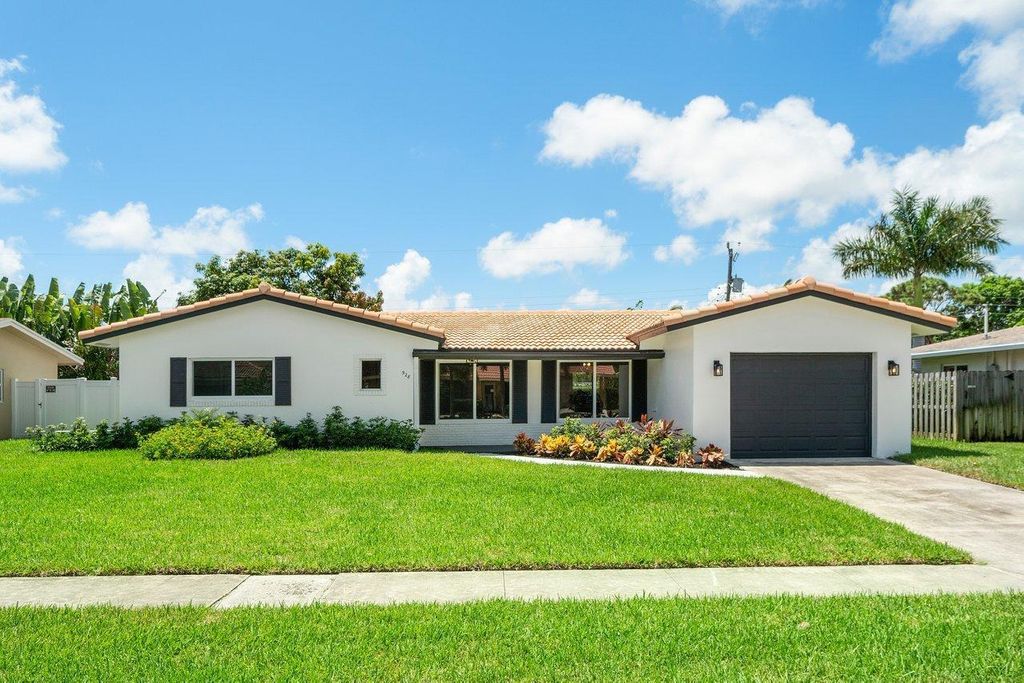 Photo of 928 SW 4th Street, Boca Raton, FL 33486 (MLS # R11066869)