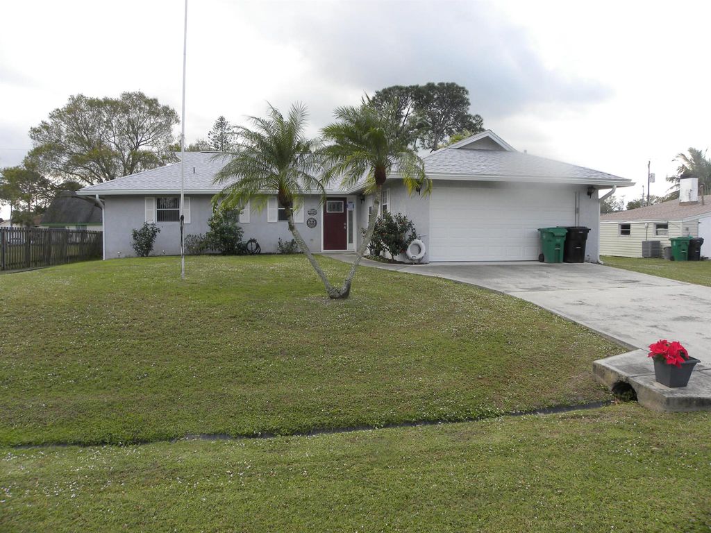 Photo of 538 SE Maple Terrace, Port Saint Lucie, FL 34983 (MLS # R10947467)