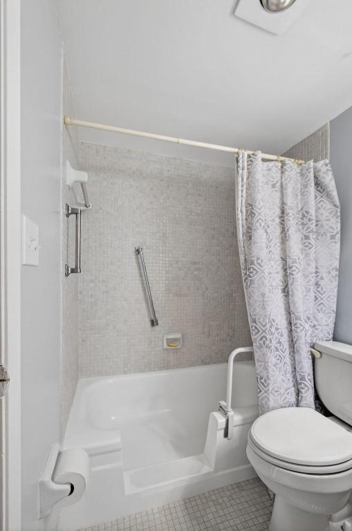 VILLAGE GREEN HAMPTON CONDO - Residential Lease