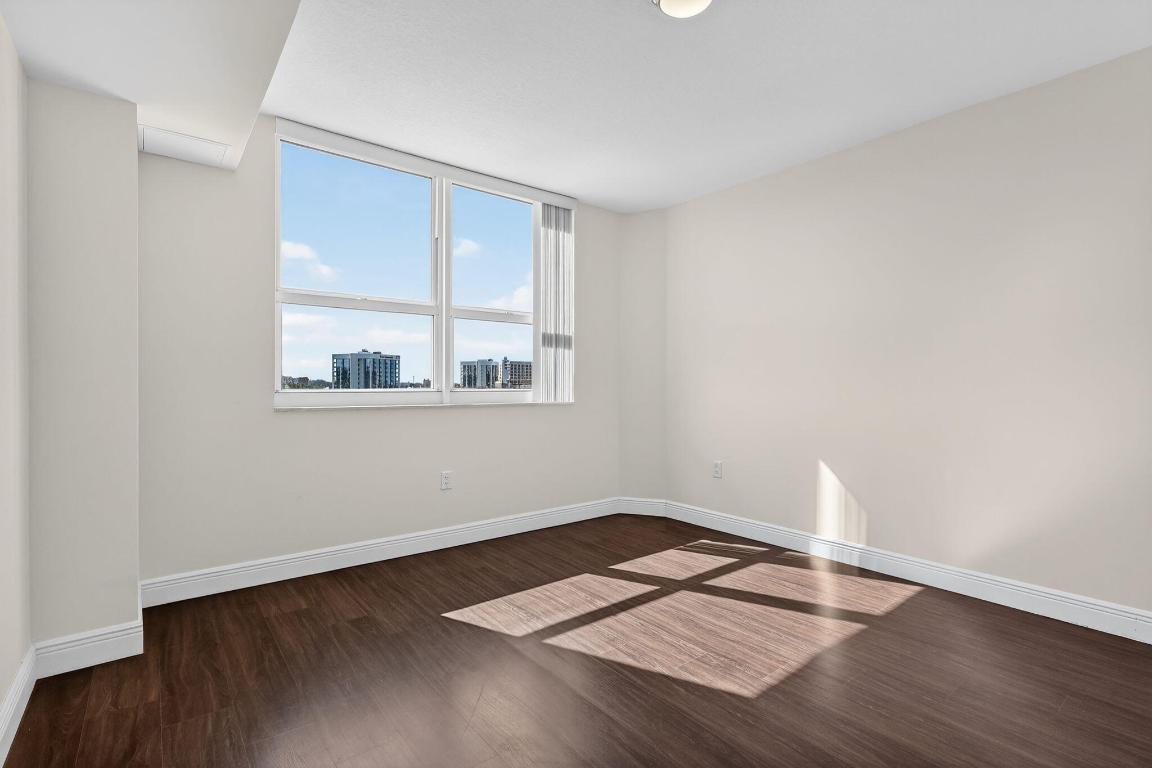 TURNBERRY ON THE GREEN CONDO - Residential