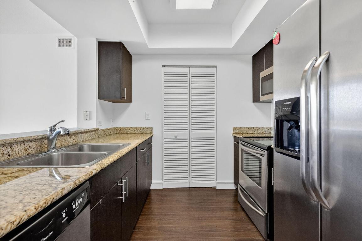 TURNBERRY ON THE GREEN CONDO - Residential