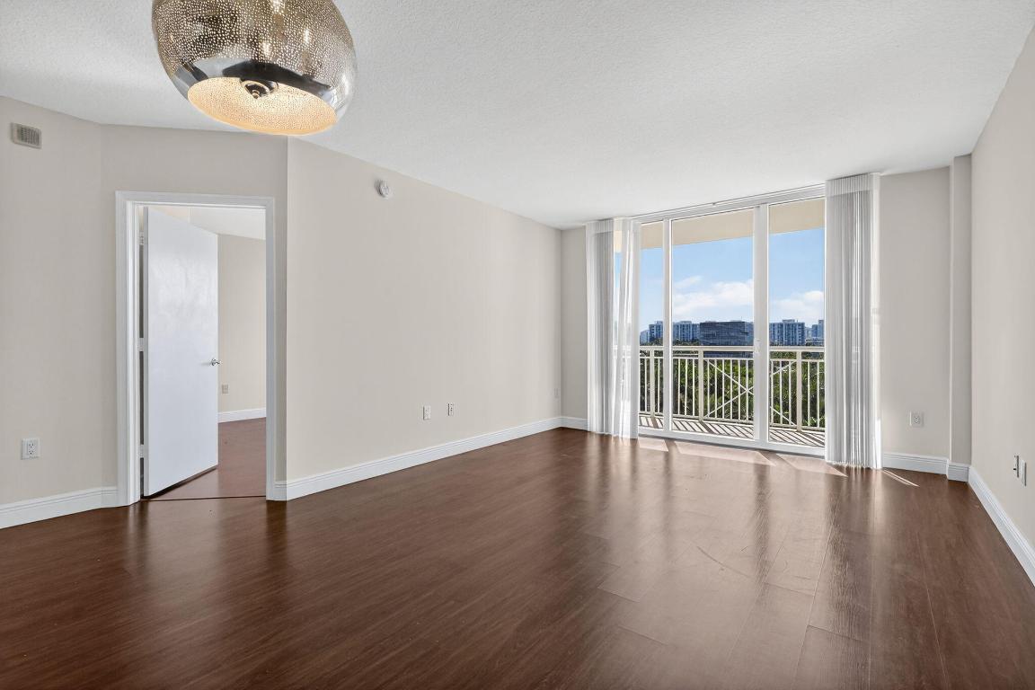 TURNBERRY ON THE GREEN CONDO - Residential