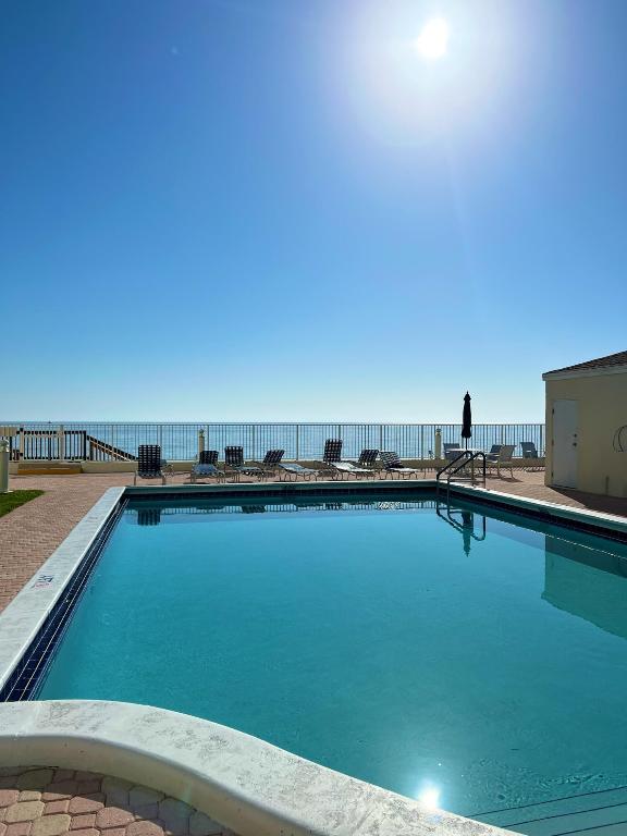 LE CHATEAU ROYAL CONDO - Residential Lease