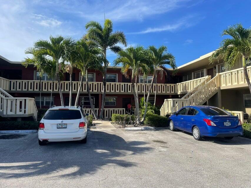 Stunning 2-Bedroom Apartment in the Heart of Boynton Beach, FL Discover your new home in beautiful Boynton Beach! 2-bedroom, 1.5-bathroom apartment offers modern comforts and unbeatable convenience. Prime Location: Located in the heart of Boynton Beach, you're just a 10-minute walk to the beach and a 15-minute drive to vibrant downtown Delray