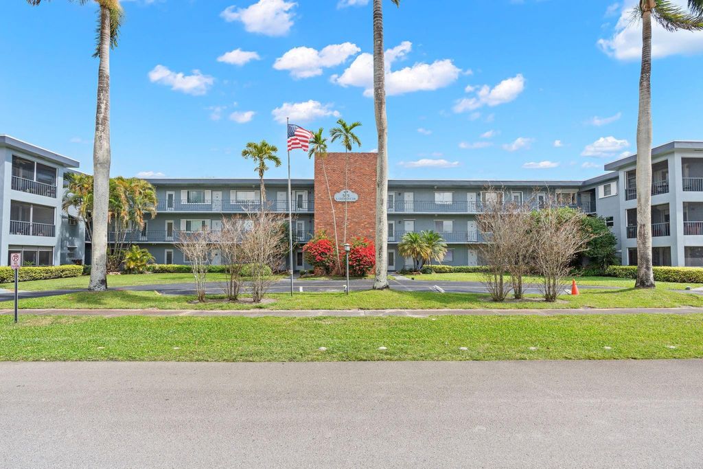 Photo of 515 S Crescent Drive #302, Hollywood, FL 33021 (MLS # F10556294)