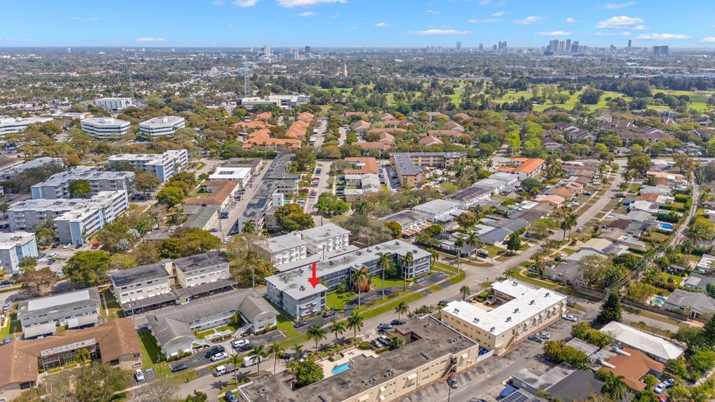 Photo of 515 S Crescent Drive #302, Hollywood, FL 33021 (MLS # F10556294)