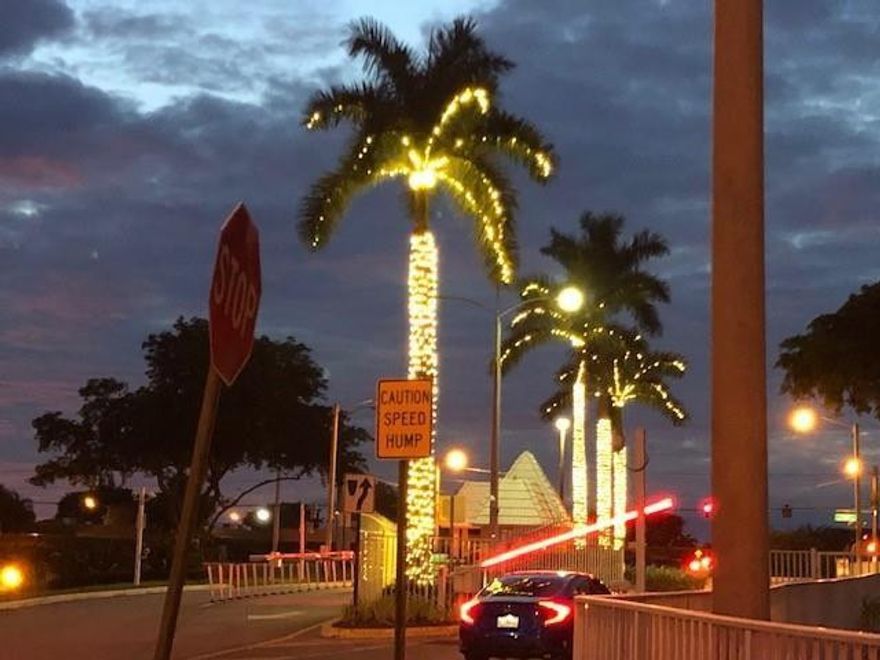 Senior Community beautifully updated 1 bedroom condo, 1.5 baths on 2nd floor freshly painted, wood/laminate floors through enjoy this resort-style community with beautiful pools, tennis, golf, state of the art theater, clubhouse with many activities, courtesy buses take you shopping, close to restaurants and the beach.