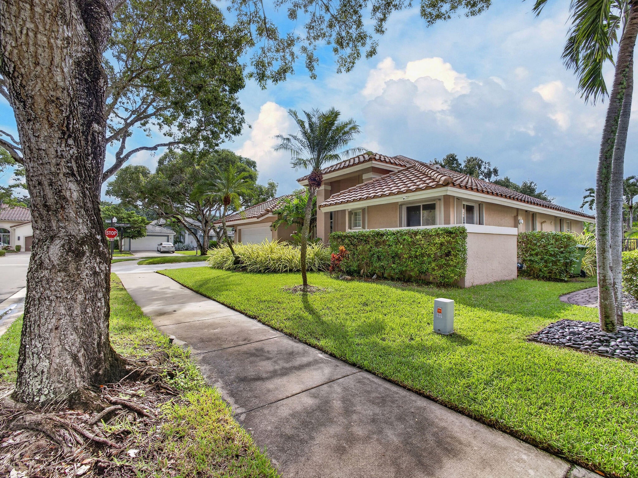 832 WATERVIEW Drive