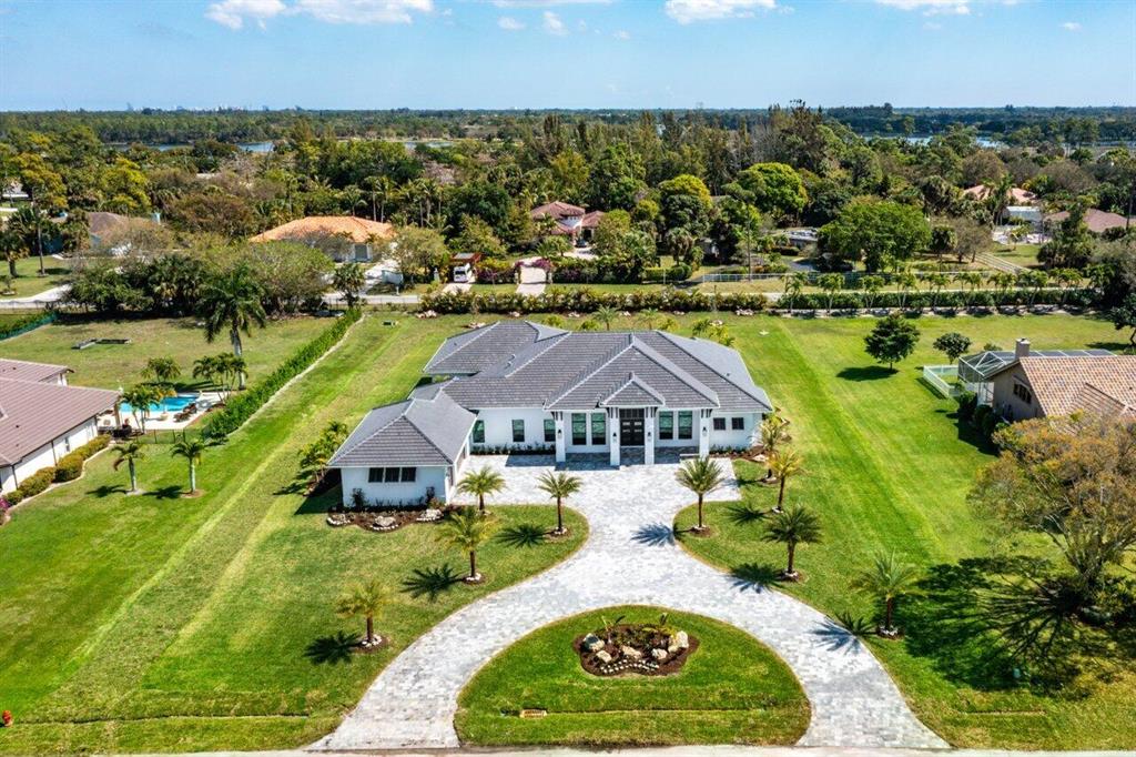 BANYAN LAKES - Residential