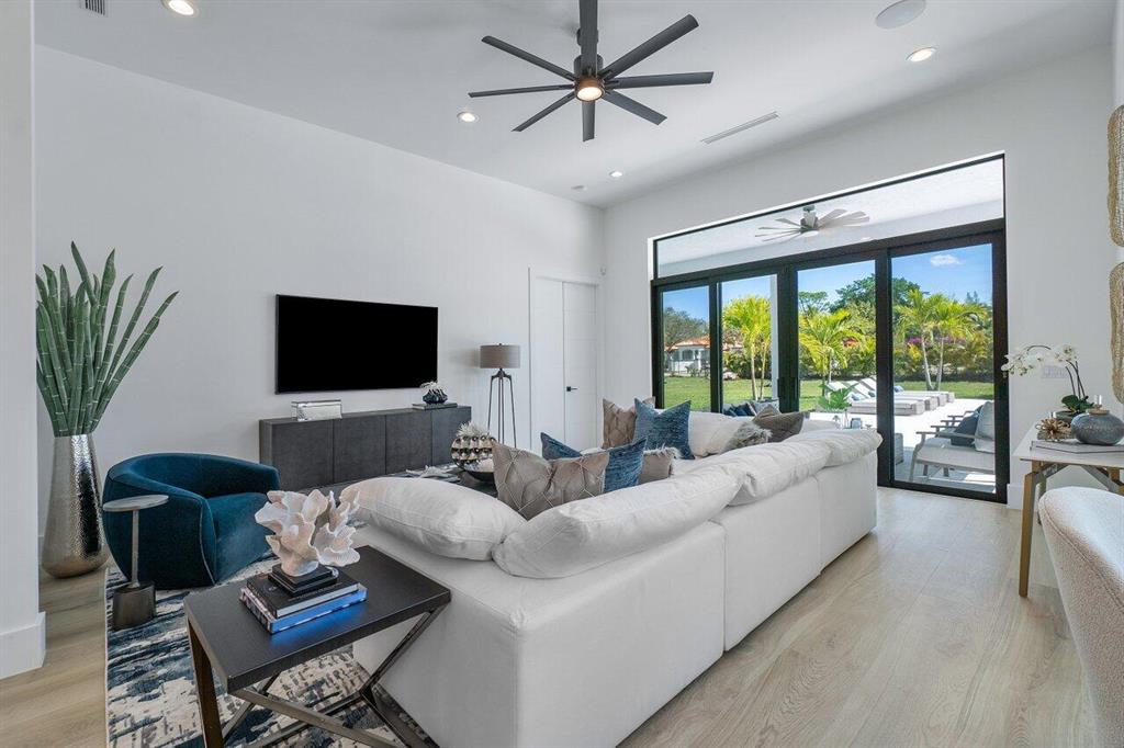 BANYAN LAKES - Residential