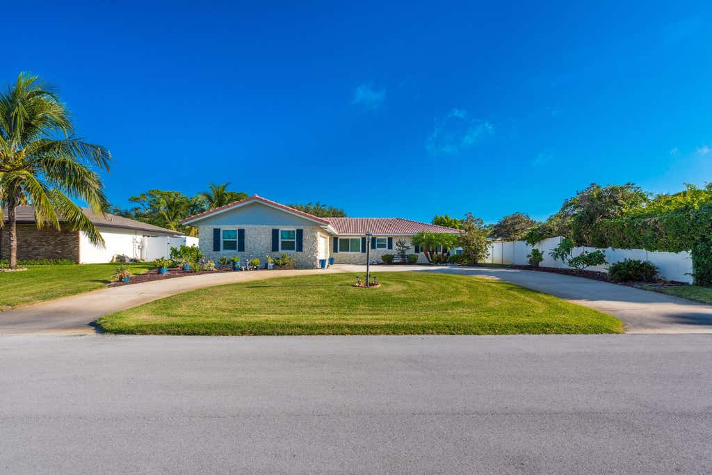 Photo of 1315 SW 25TH Avenue, Boynton Beach, FL 33426 (MLS # B26066761)