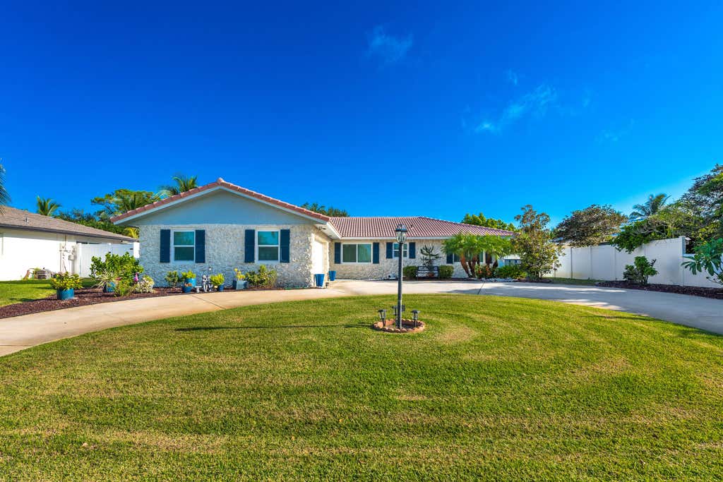 Photo of 1315 SW 25TH Avenue, Boynton Beach, FL 33426 (MLS # B26066761)