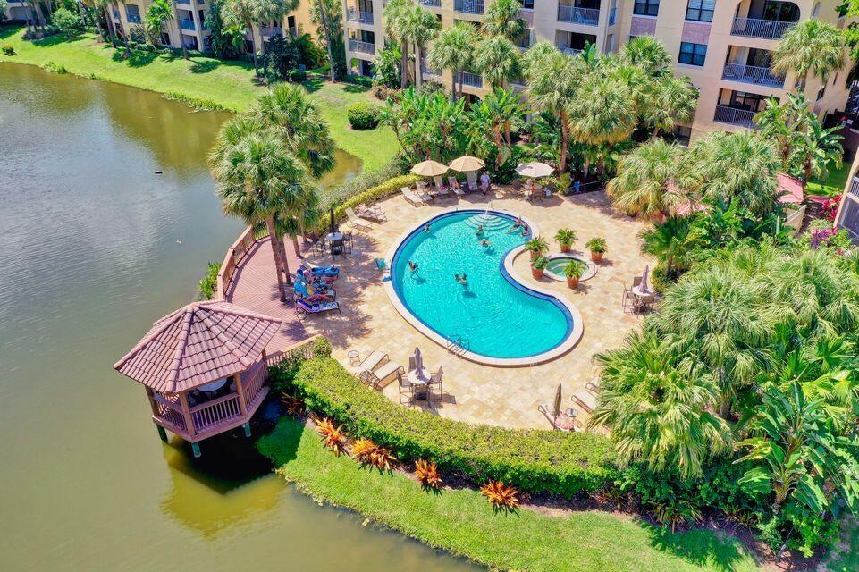 700 Uno Lago Drive 402, Juno Beach, FL, 33408/$299,900 1 700 Uno Lago Drive 402