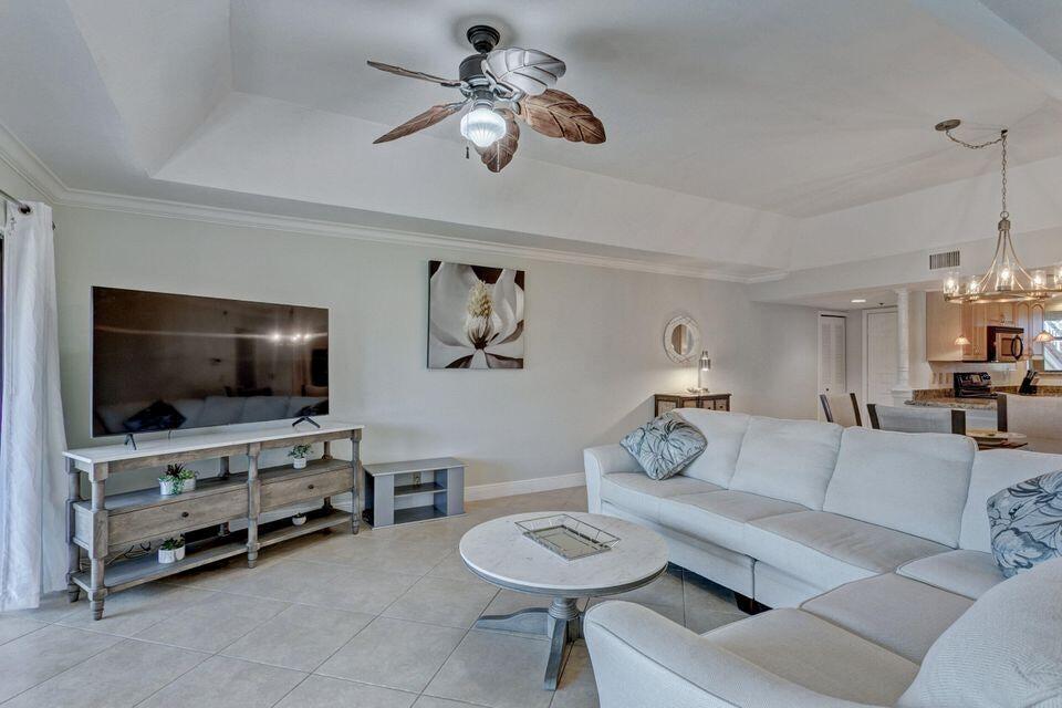 700 Uno Lago Drive 402, Juno Beach, FL, 33408/$299,900 4 700 Uno Lago Drive 402