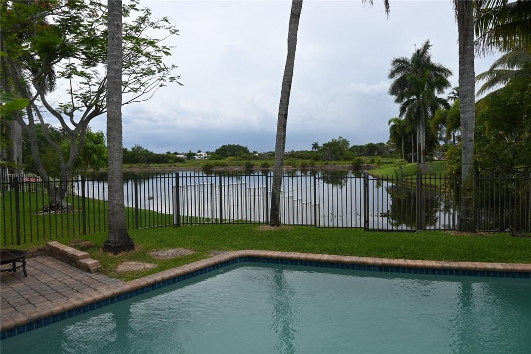 PEMBROKE SHORES - Residential