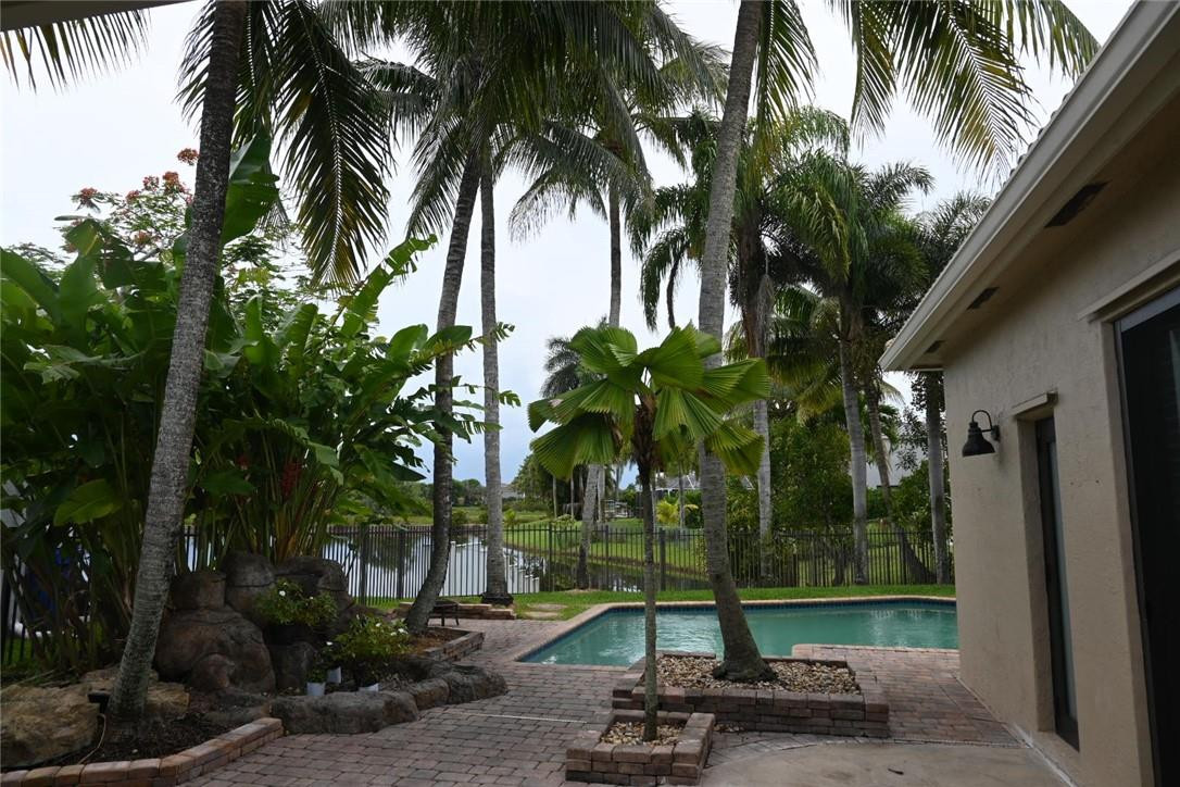 PEMBROKE SHORES - Residential