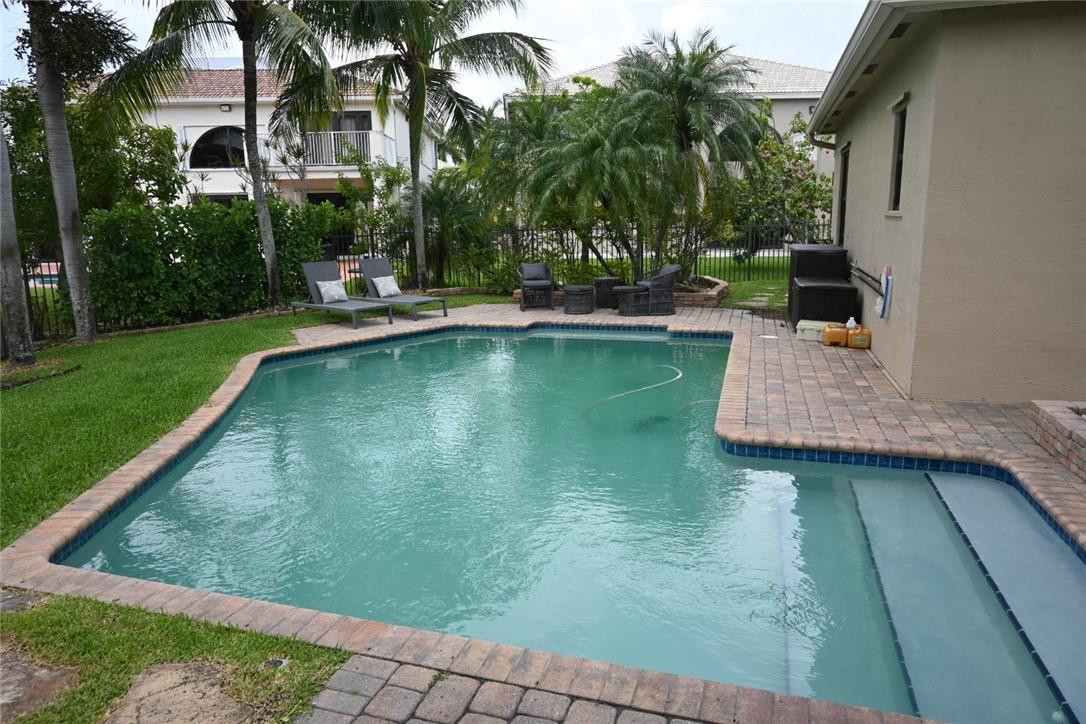 PEMBROKE SHORES - Residential