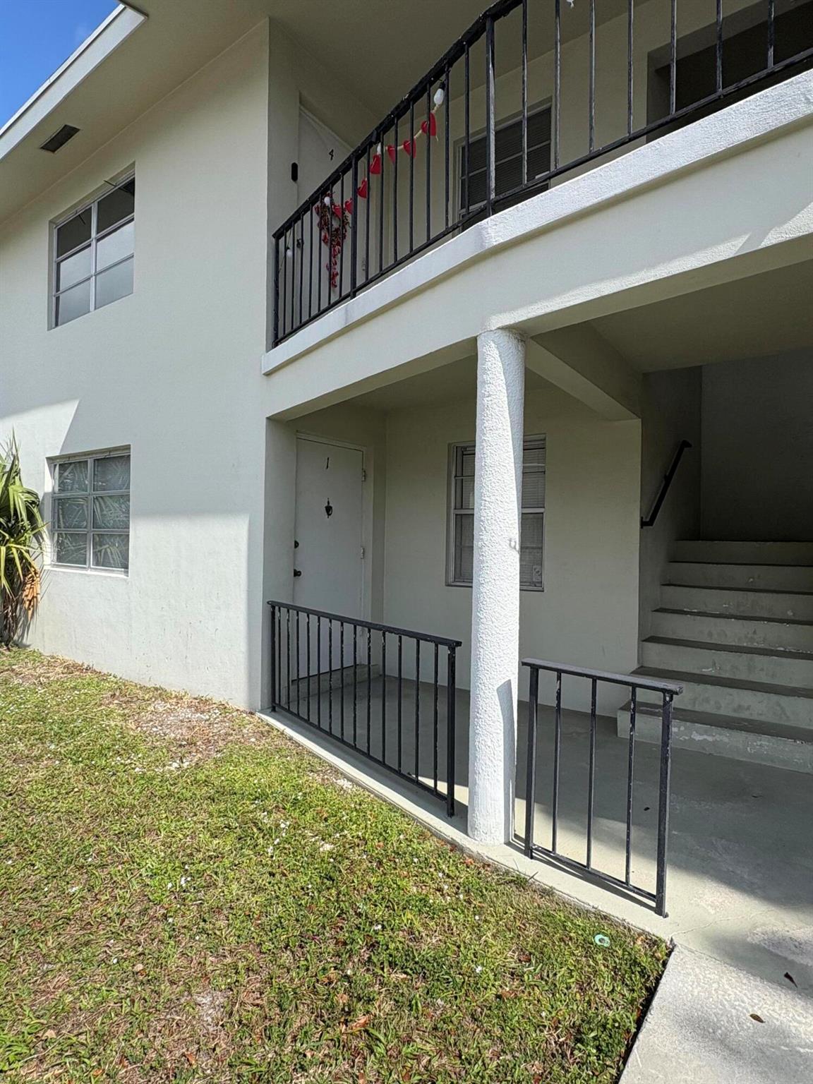 Charming 1 bedroom/ 1.5 bath, 1st floor unit offers the perfect blend of comfort and convenience, just 1.1 miles from Boynton beach! The master bedroom is plenty spacious. New vinyl flooring in main living areas. Unit is Located in east Boynton behind City Hall, Library. 1/2 block from Children's museum. Local shopping and restaurants close by. CREDIT SCORE min 700. Max occupancy 2 people