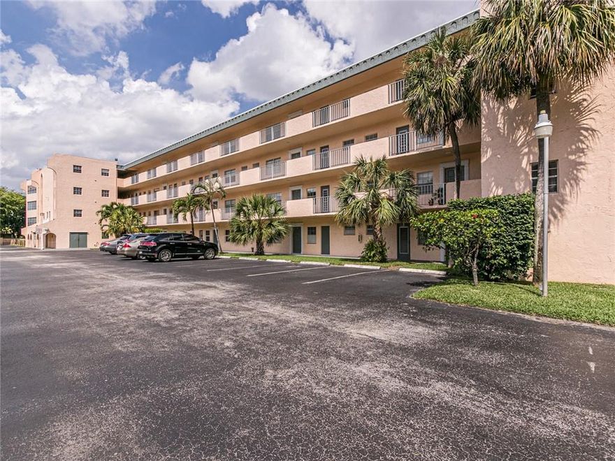 Spacious 2/2 condo located in 55+ community of Oakland Estates. Split floor plan. Upgraded kitchen with granite, custom cabinets and large pantry. Large enclosed patio. Plenty of closet space. Master suite features a walk in closet. Storage unit. Close to shops and restauants. Walk to clubhouse with lots of ammenities. Priced for quick sale.