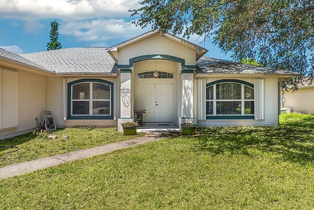 Photo of 492 Biscayne Lane, Sebastian, FL 32958 (MLS # R11005703)
