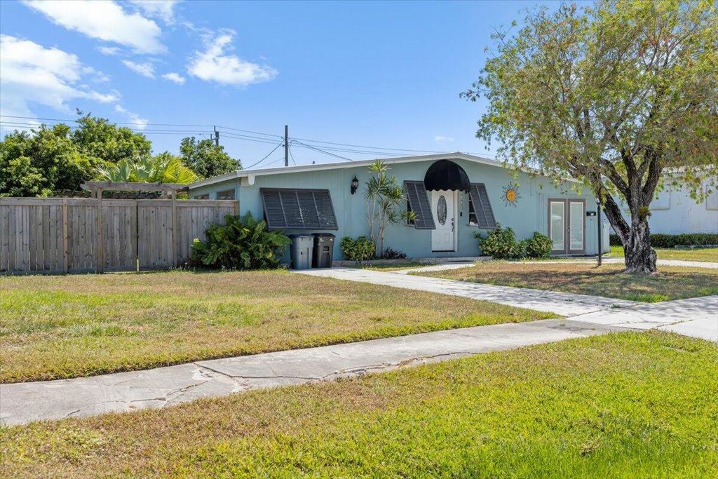 Photo of 170 Banyan Drive, Port Saint Lucie, FL 34952 (MLS # R10979294)