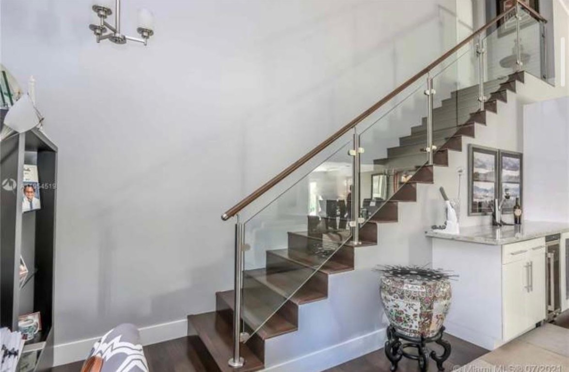 Hollywood 1-21 B - Residential