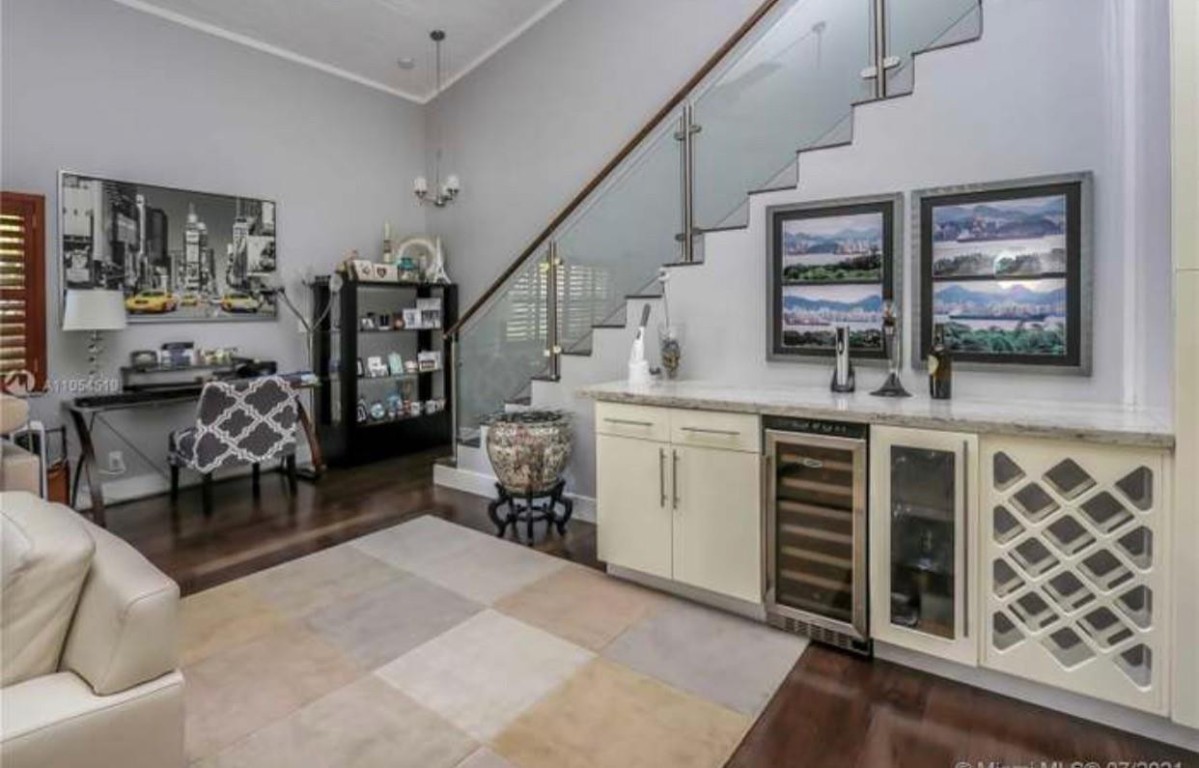 Hollywood 1-21 B - Residential