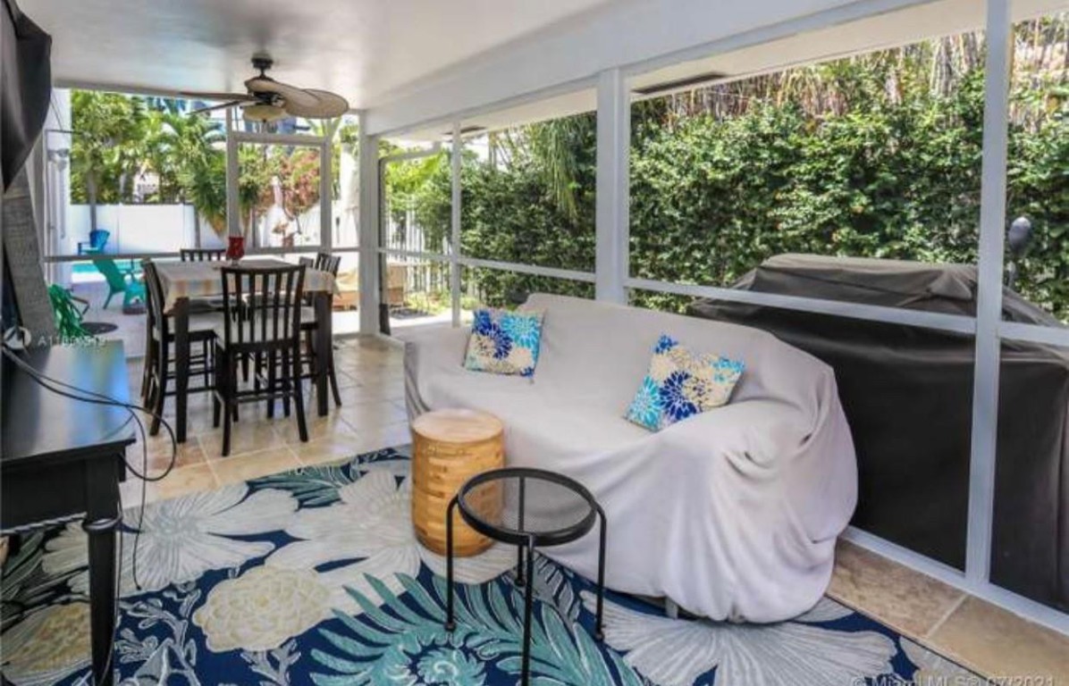 Hollywood 1-21 B - Residential