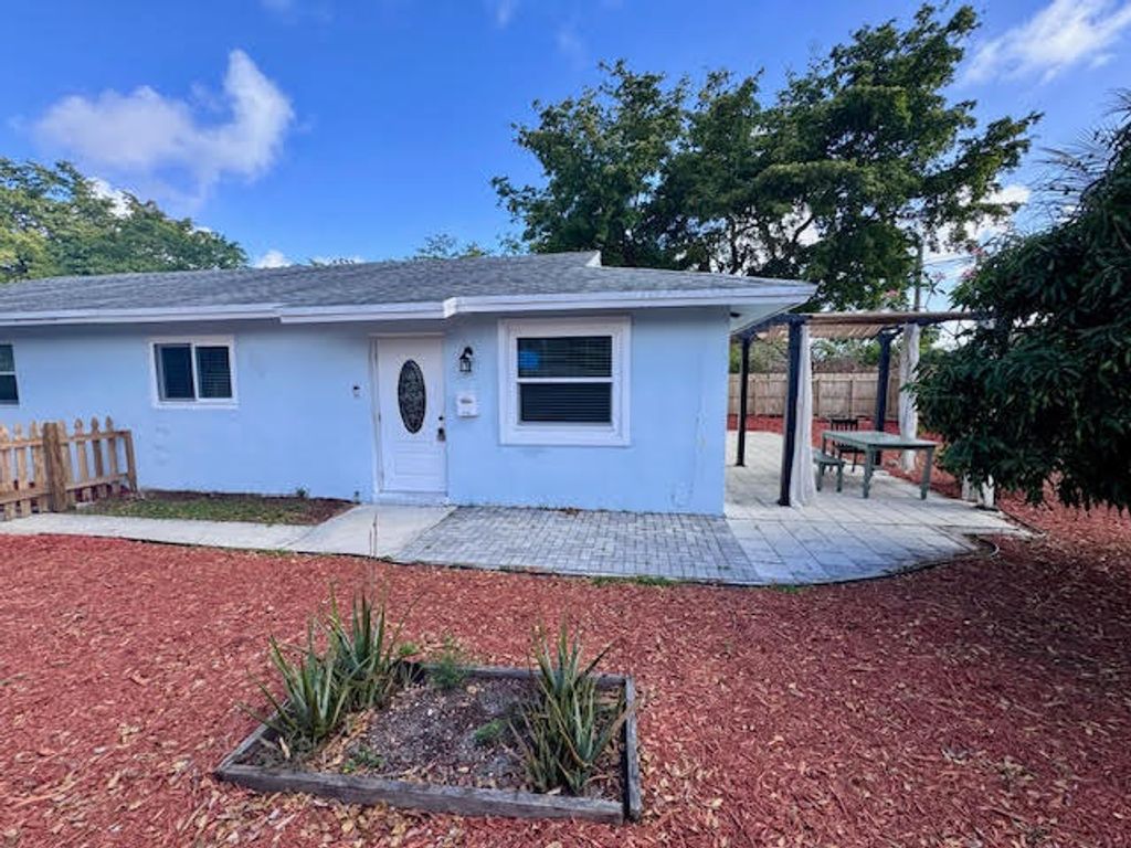 Photo of 2213 NE 3rd Avenue #2215, Delray Beach, FL 33444 (MLS # B26011680)