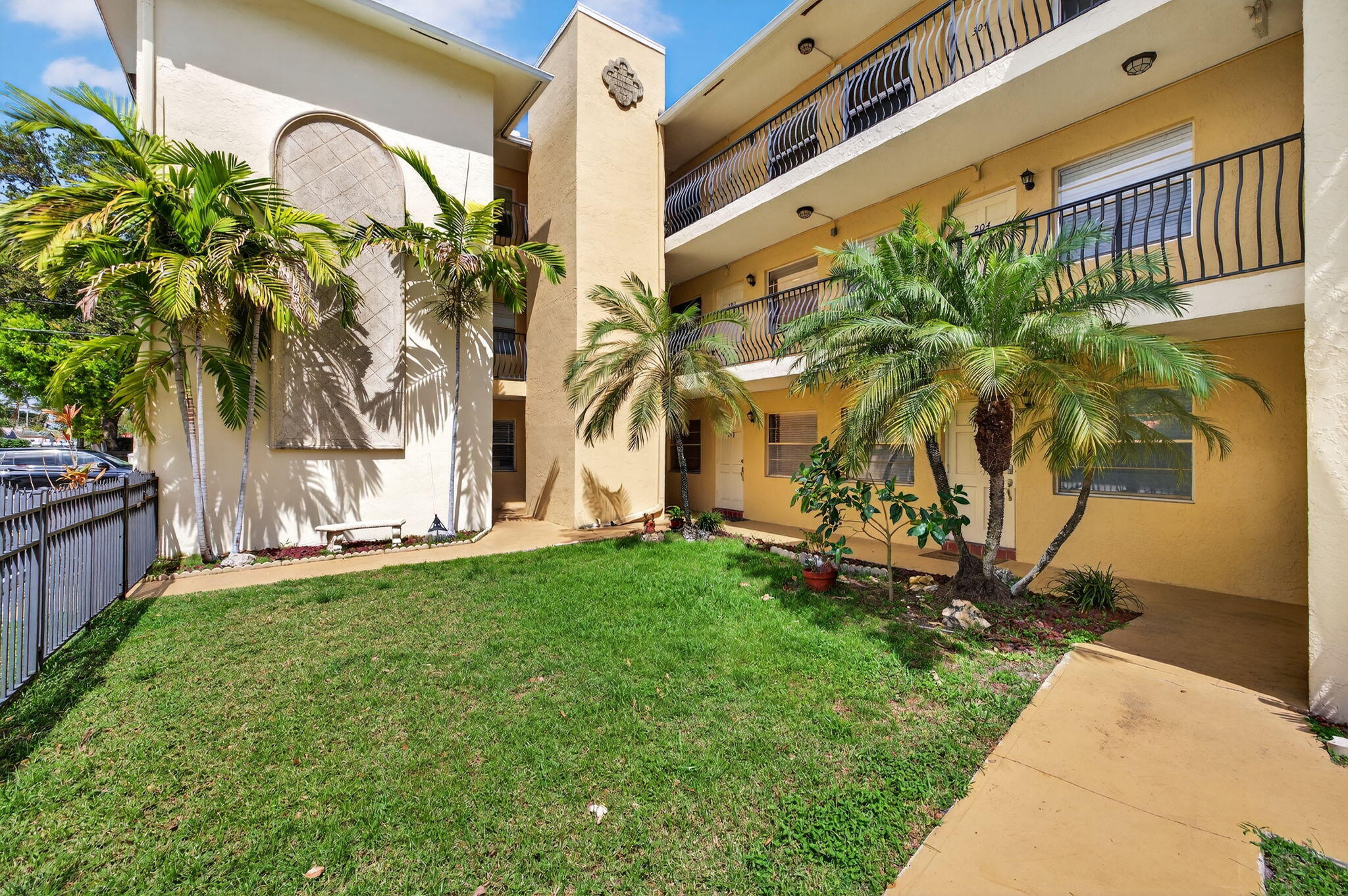 VICTORIA COURTS CONDO - Residential Lease