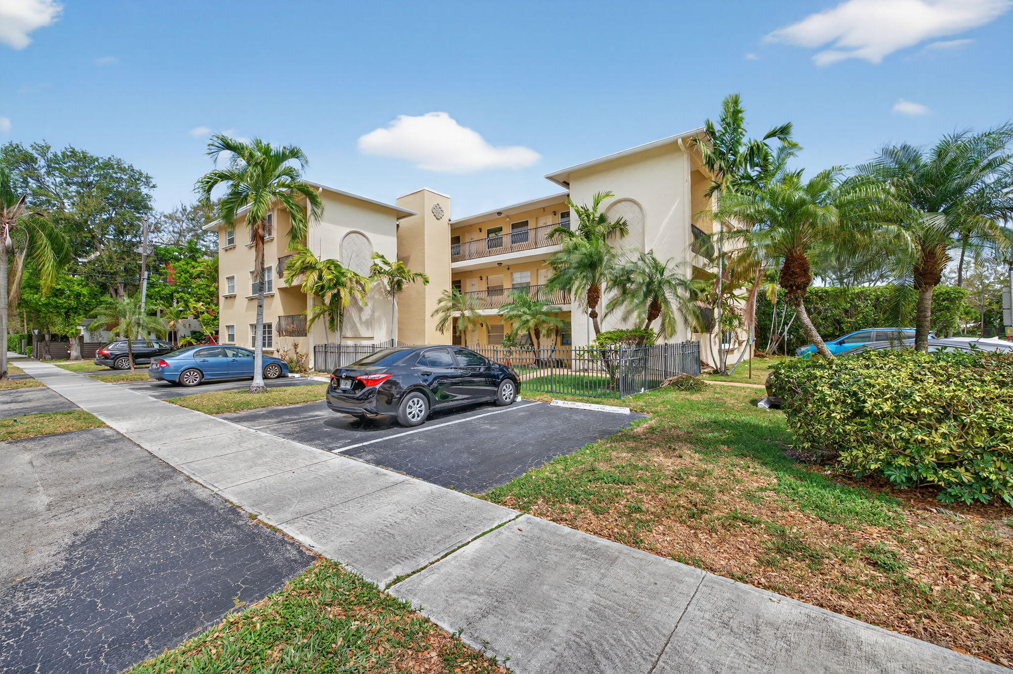 VICTORIA COURTS CONDO - Residential Lease