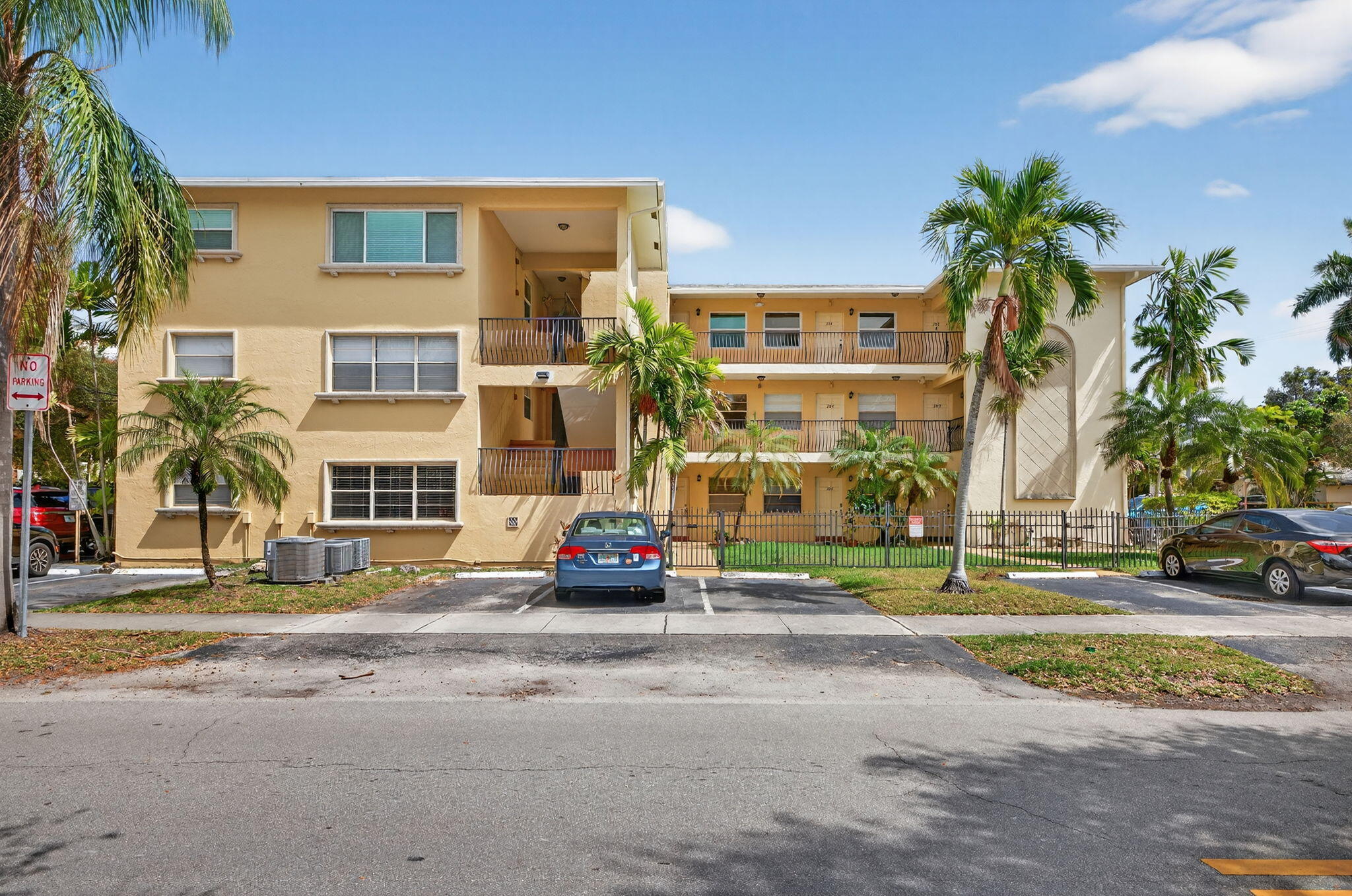 VICTORIA COURTS CONDO - Residential Lease