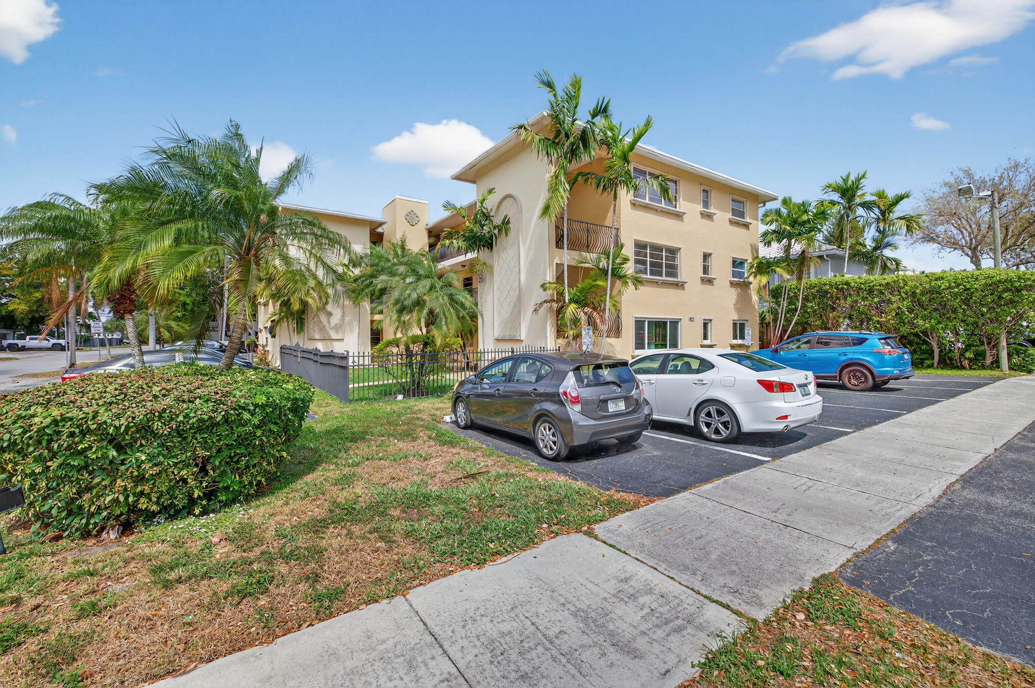 VICTORIA COURTS CONDO - Residential Lease