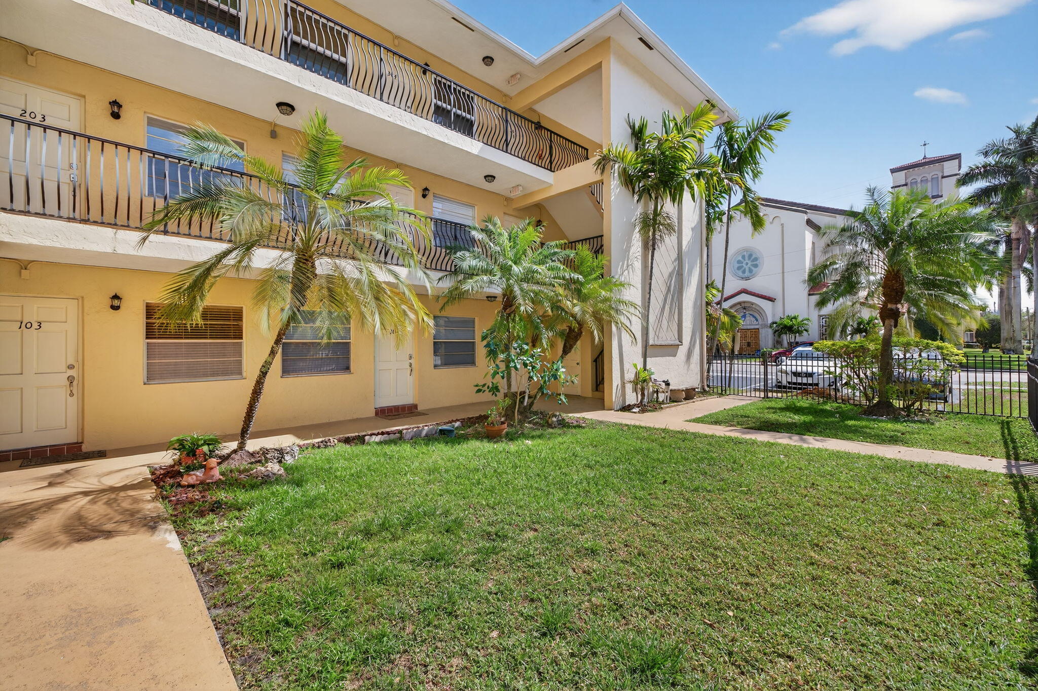 VICTORIA COURTS CONDO - Residential Lease