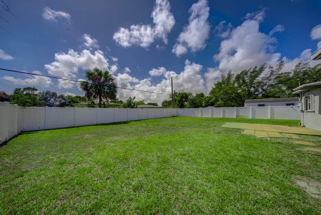 LAUDERDALE MANORS AMD PLAT - Residential Lease