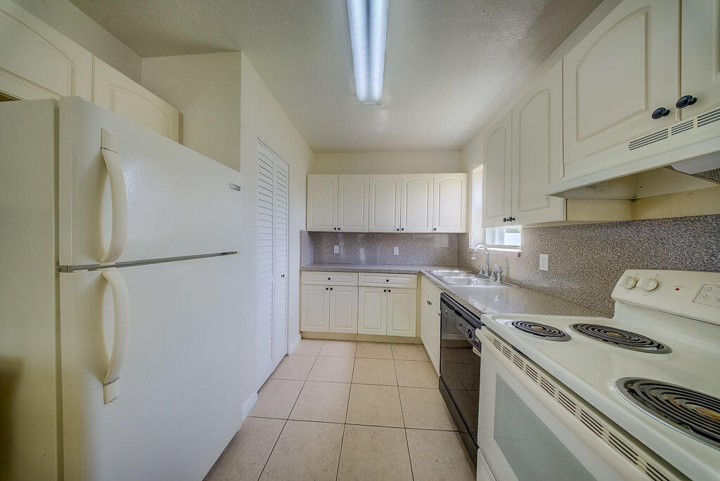 LAUDERDALE MANORS AMD PLAT - Residential Lease